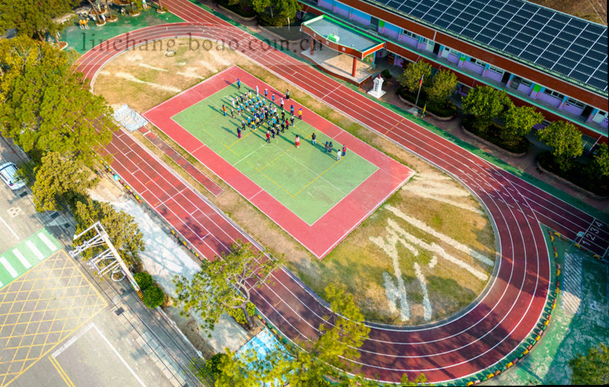 边线越位瞬间的定格，低角度球员剪影与边线平行，画面叠加半透明数据网格