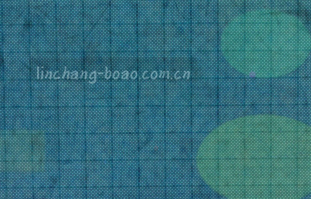 夜间球场俯拍，草皮中线把画面分成左右两侧，可叠半透明数据网格